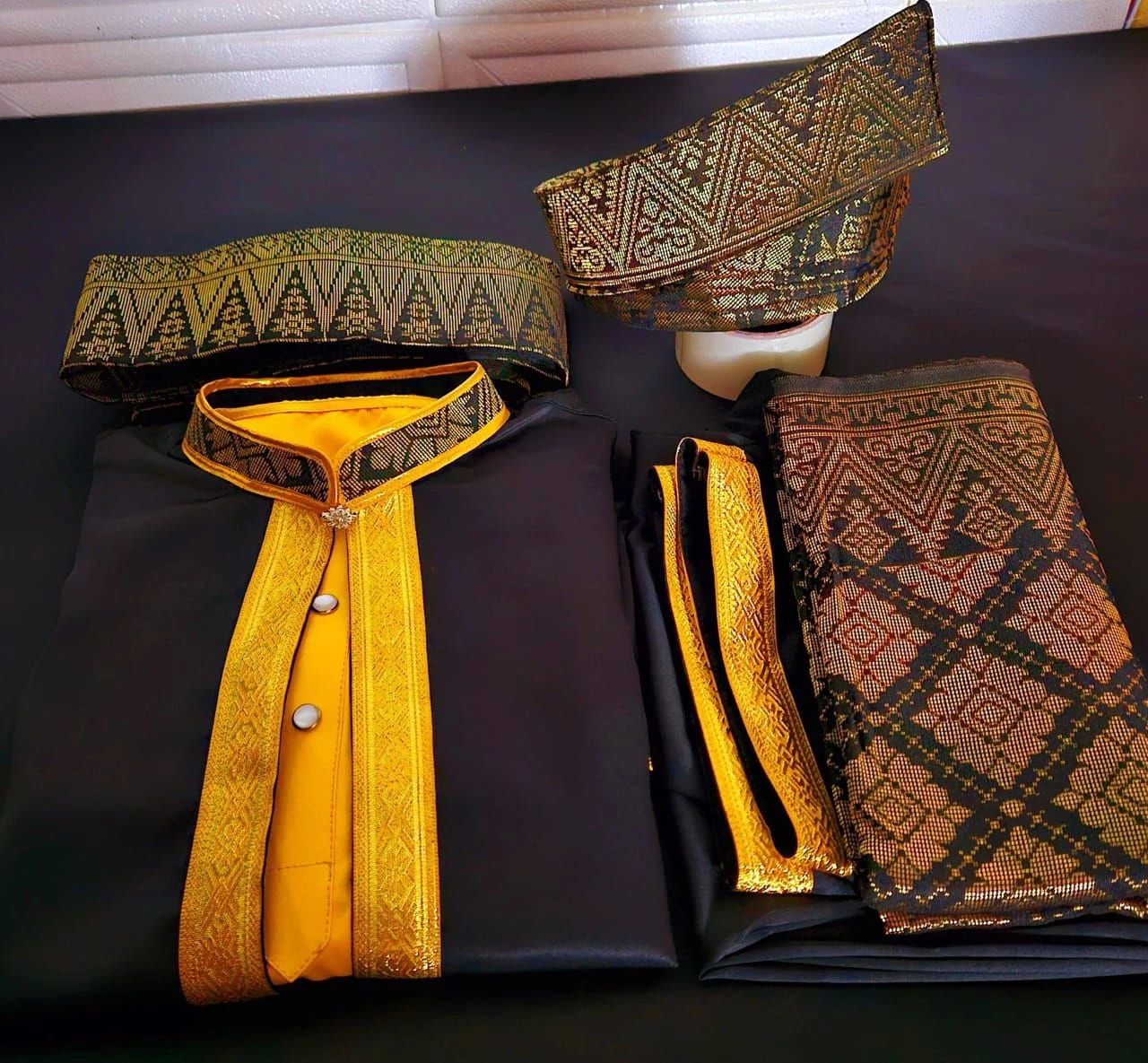 Busana panglima awang